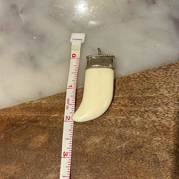 Gold and cream ‘tooth’ pendant. - Picture 2 of 2